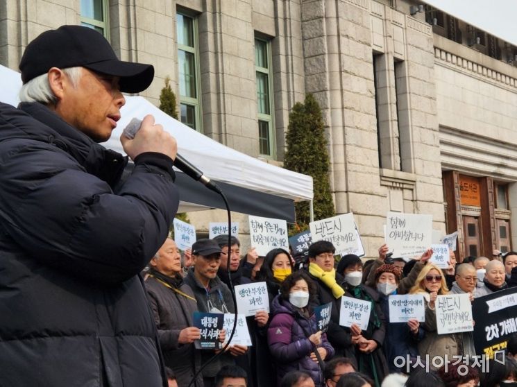 기습 설치된 서울광장 이태원분향소 철거 논란...‘극한 대립’ 치달아