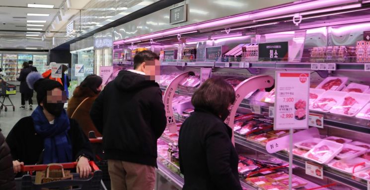 서울 송파구 롯데마트 제타플렉스점에서 방문객들이 한우 상품을 살펴보고 있다(사진=롯데마트 제공).