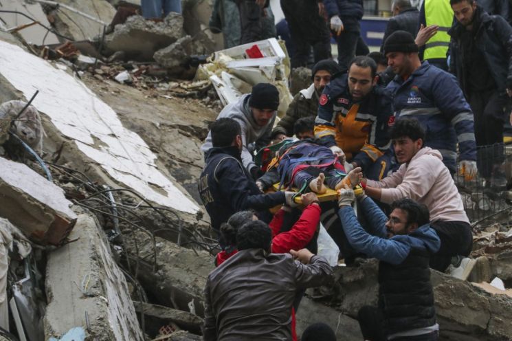 6일(현지시간) 튀르키예 동남부에서 규모 7.8의 강진이 발생했다. 시리아와 국경을 맞댄 지역에서 일어난 이번 강진으로 지금까지 두 나라에서 최소 568명이 사망했다. 사진은 튀르키예 남부 아다나의 붕괴한 건물에서 부상자를 옮기는 구조대 모습. [이미지출처=AP연합뉴스]