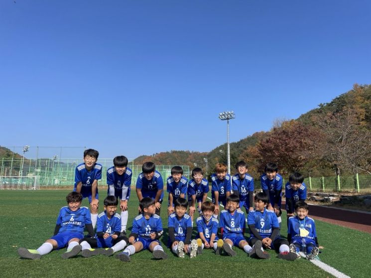 경남 산청 축구 스포츠클럽 유소년 육성반 단체 사진.