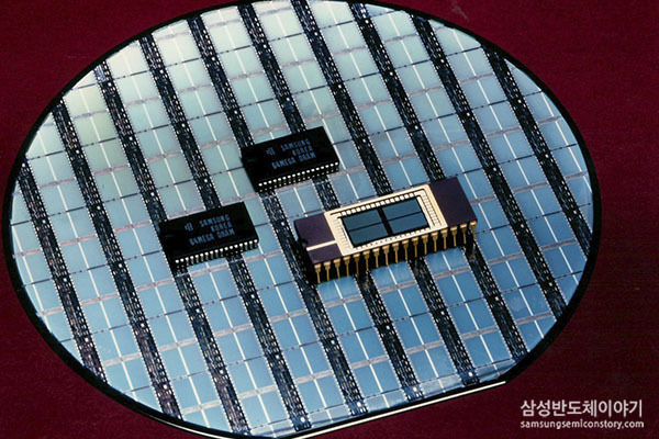1992년 개발된 삼성전자 64M D램 / [사진출처=삼성 반도체 홈페이지]
