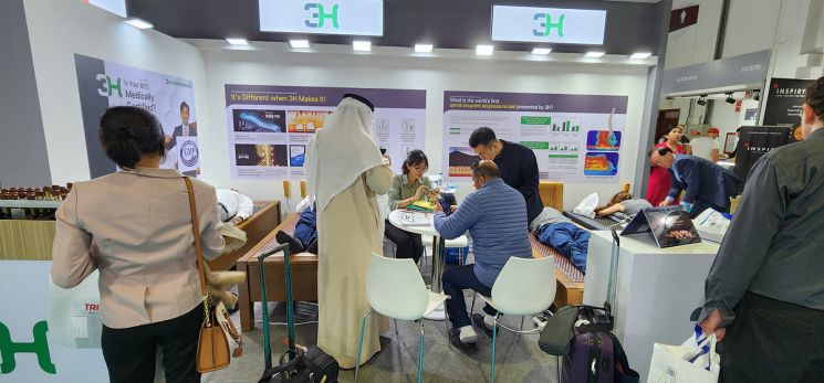 대구지역 기업들이 두바이 국제의료기기 전시회에서 수출 상담을 하고 있다.