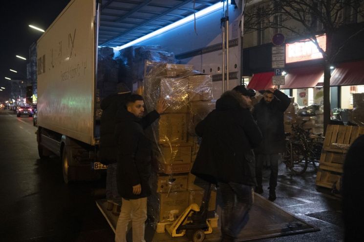 독일 베를린 시민들이 튀르키예와 시리아 지진 피해자들을 위한 구호물자를 트럭에 싣고 있는 모습. [사진출처=AP·DPA연합뉴스]