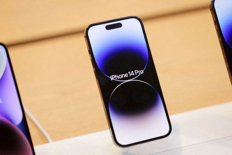 애플의 굴욕…판매 부진에 中서 '가격인하'