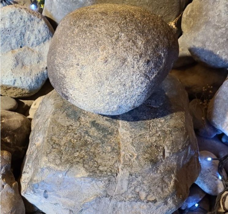 윗돌이 '돌할매', 아래가 '돌할배'. 원래 각각 떨어져 있는 2개 돌을 포개어 놓은 모습이다.