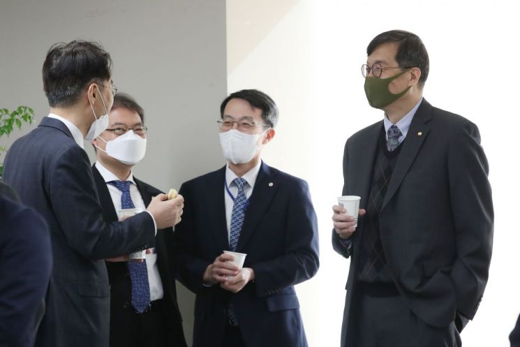 이창용 한국은행 총재(오른쪽)가 한은 직원들과 환담을 나누고 있는 모습.