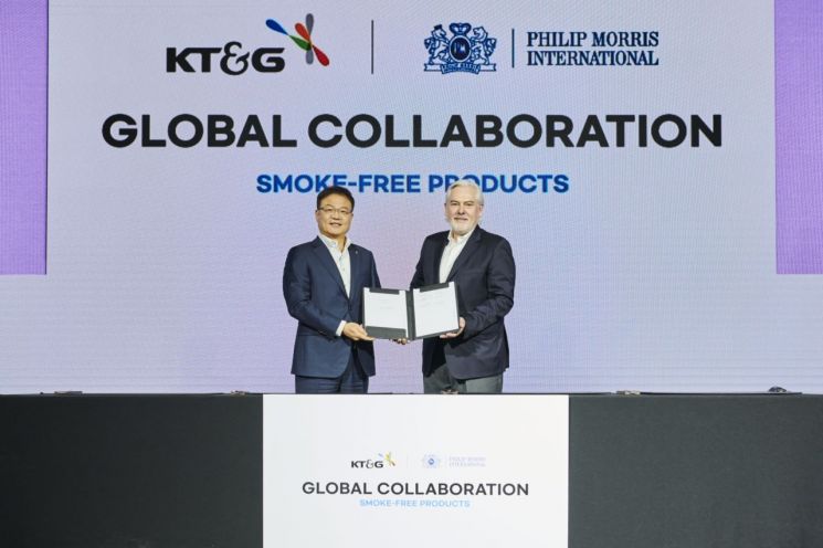 지난달 30일 서울 여의도 콘래드 호텔에서 열린 전자담배 릴 해외 판매를 위한 제품 공급 계약 체결식에서 백복인 KT&G 사장과 야첵 올자크 PMI CEO가 악수를 하고 있다./사진=KT&G 제공