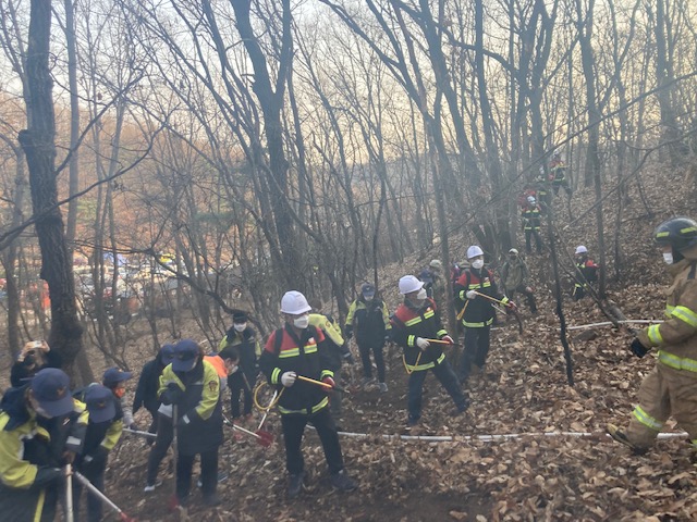 산불전문예방진화대가 유관기관과 산불예방 훈련을 하고 있다.
