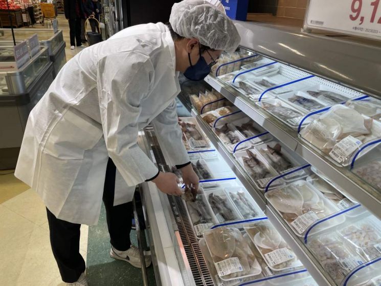 용인시 소속 담당 공무원이 방사능 검사를 의뢰한 식품을 수거하고 있다. 사진=용인시 제공