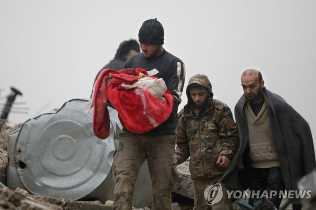 이번 지진으로 숨진 아기를 품에 안은 아버지  [사진출처=AFP 연합뉴스]