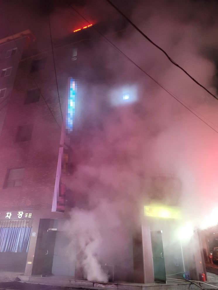 경남 밀양시내 한 모텔 지하 유흥주점에서 화재가 발생해 연기가 피어오르고 있다. [사진제공=경남소방본부]
