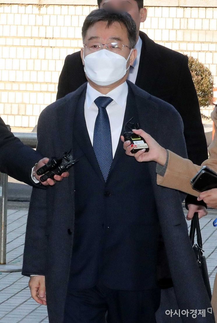 뇌물공여 혐의로 기소된 화천대유자산관리 대주주 김만배 씨가 8일 오후 서초구 서울중앙지법에서 열린 대장동 개발 사업 로비·특혜 의혹 관련 1심 선고 공판에 출석하고 있다. 사진=강진형 기자aymsdream@