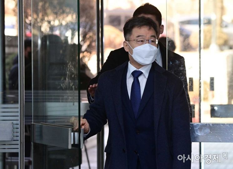 [포토]법원 도착한 화천대유 대주주 김만배 씨