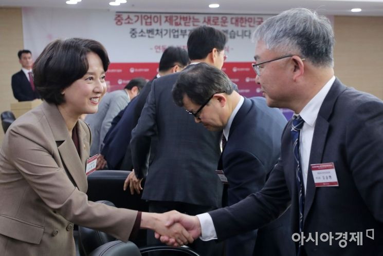 [포토] 기업인들 만나는 이영 장관