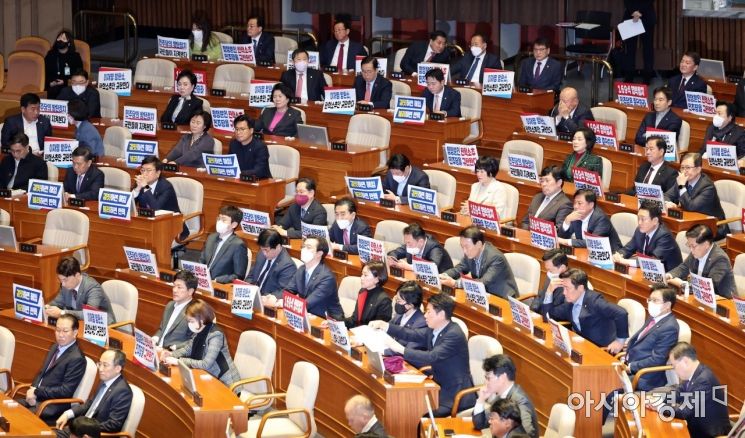 "내려가라"vs"반사" 곳곳서 설전…아수라장 된 이상민 '탄핵 국회'