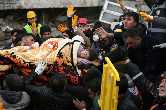 6일(현지시간) 구조대원들이 튀르키예 남동부 디야르바키르의 무너진 건물에서 한 소녀를 구조하고 있다. 사진제공=로이터·연합뉴스