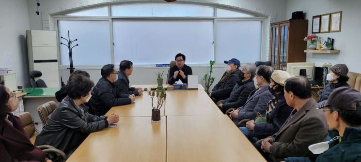 박일하 동작구청장이 지난 5일 사당 대림아파트에서 개최된 주민설명회에서 난방비 지원대책에 대해 설명하고 있다.