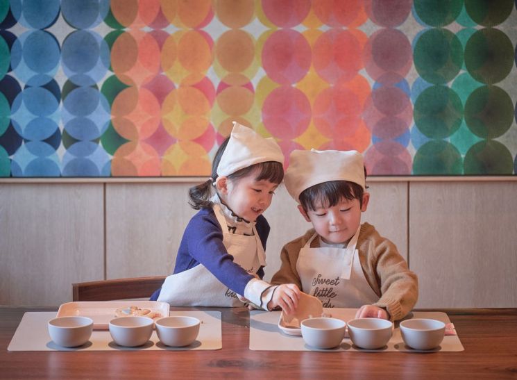 서울신라호텔에서 아이들이 '키즈 쿠킹 클래스'에 참여하고 있다[사진제공=호텔신라].