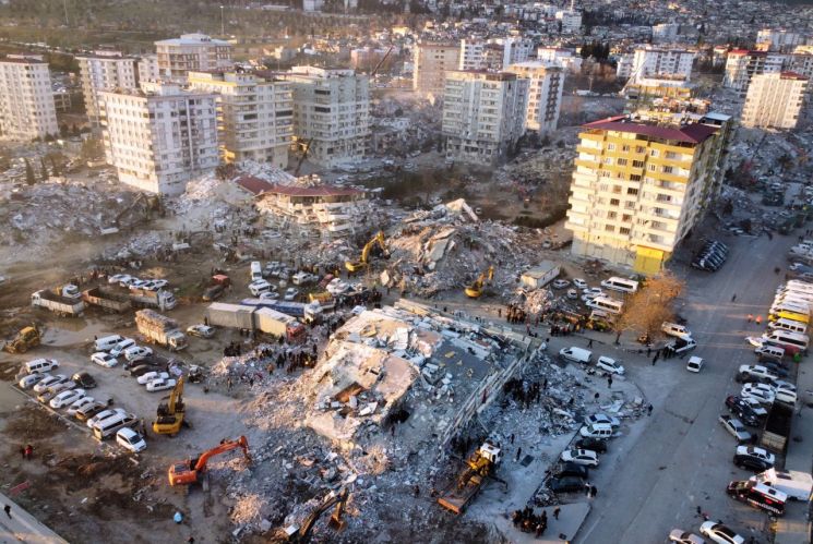 터키 남동부 카라만라스에서 대지진으로 무너진 건물 잔해의 모습. [이미지출처=EPA연합뉴스]