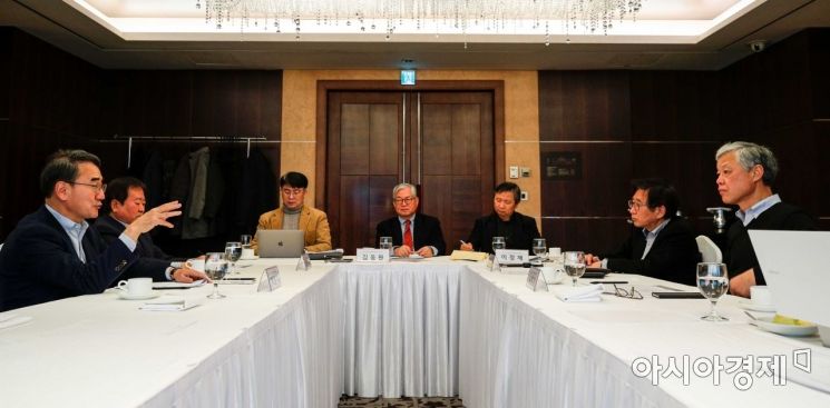 9일 서울 중구 롯데호텔에서 열린 제2회 아시아경제 채텀하우스 좌담회 '관치냐 셀프냐, 금융지주 요지경 지배구조'에서 참석자들이 의견을 나누고 있다. 사진=강진형 기자aymsdream@