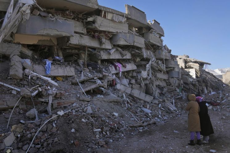 지진 사망자 1만명 넘은 튀르키예, '지진세' 논란 확산…"어디로 빼돌렸나"