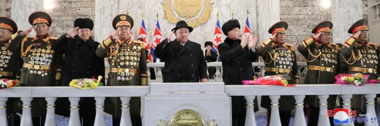 북한이 건군절(인민군 창건일) 75주년인 지난 8일 평양 김일성광장에서 열병식을 개최했다고 조선중앙통신이 9일 보도했다. 왼쪽부터 정경택 총정치국장, 박수일 총참모장, 리영길·리병철 당 중앙군사위원회 부위원장, 김정은 국무위원장, 김덕훈 내각총리, 강순남 국방상, 김정식 군수공업부 부부장, 장창하 국방과학원장. [이미지출처=연합뉴스]