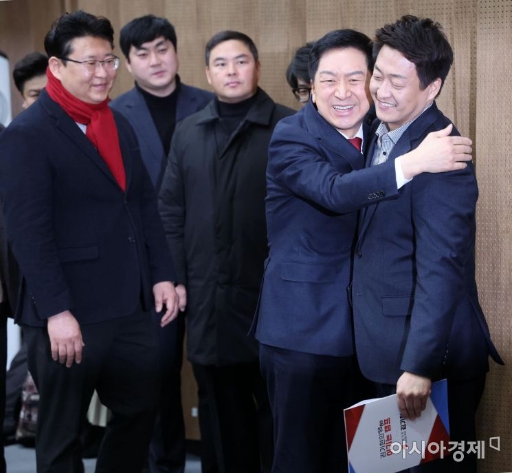 [포토] 청년위원장 끌어안는 김기현 후보
