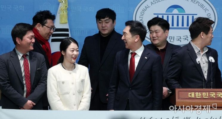 [포토] 청년위원장들과 활짝 웃는 김기현