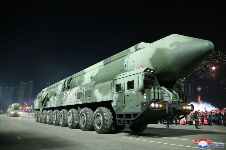 북한 열병식에 등장한 '고체 ICBM' 추정 신형 미사일 [이미지출처=연합뉴스]