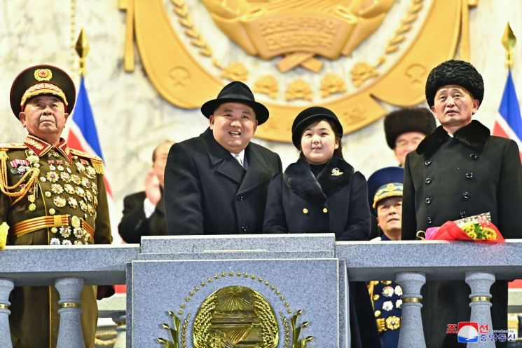 '위협' 대신 결속 다진 北 열병식…新무기·김주애 부각
