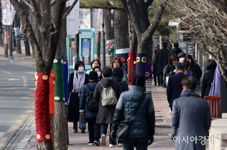 서울 낮 최고기온이 10도까지 오르는 등 비교적 포근한 날씨를 보인 9일 서울 중구 정동길에서 많은 시민들이 산책을 즐기고 있다. 있다. 사진=윤동주 기자 doso7@