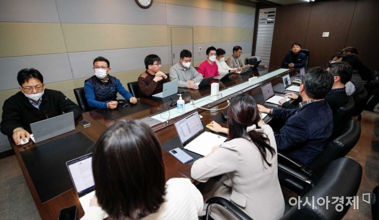 이경전 경희대학교 교수가 9일 서울 중구 아시아미디어타워에서 'AI(쳇GPT) 간담회'에서 참석자들과 의견을 나누고 있다. 사진=강진형 기자aymsdream@