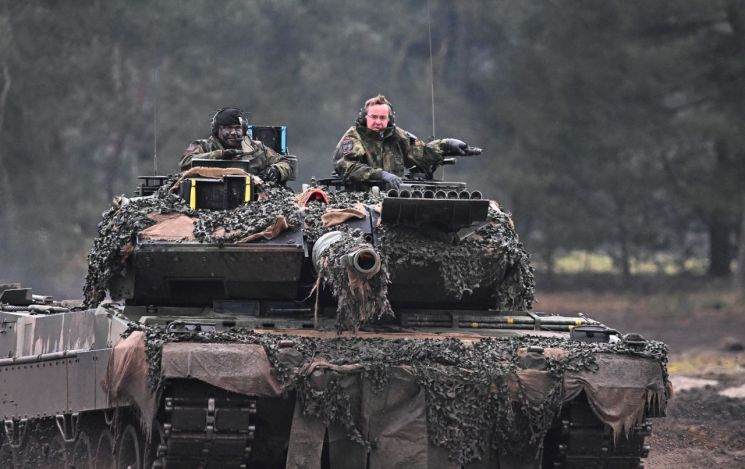 지난 1일(현지시간) 보리스 피스토리우스 독일 국방장관(오른쪽)이 아우구스트도르프의 독일연방군 203 기갑대대를 방문, 우크라이나로 지원할 레오파드2 탱크에 직접 시승해 성능을 시험하고 있다. 아우구스트도르프=로이터·연합뉴스