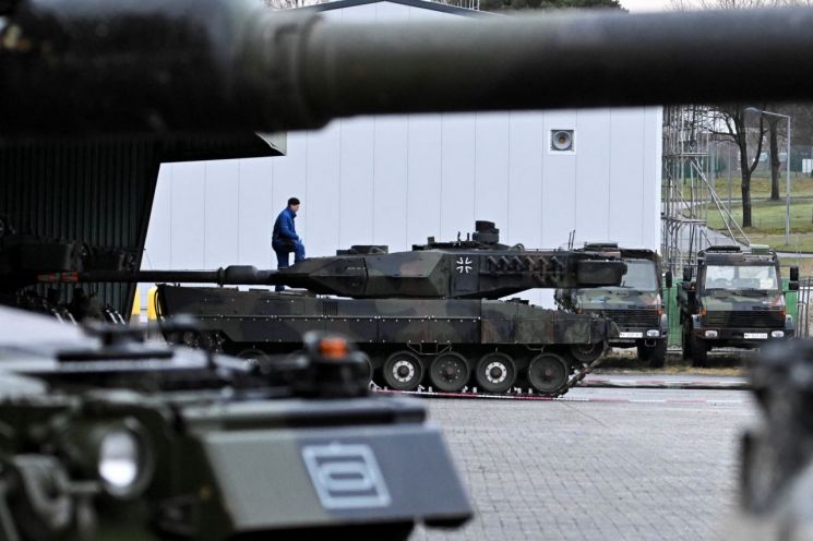 1일(현지시간) 우크라이나로 지원할 탱크의 시연회를 위해 레오파드2 탱크를 정비하는 아우구스트도르프의 독일연방군 203 기갑대대의 모습.  아우구스트도르프=로이터·연합뉴스