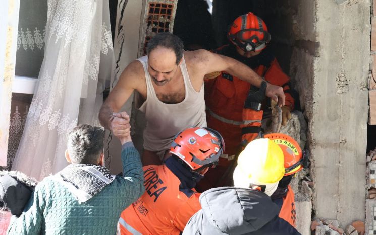 9일 오전(현지시간) 튀르키예 하타이 안타키아 일대에서 한국긴급구호대(KDRT) 대원들이 지진으로 무너진 건물 속에 갇혀 있던 생존자를 구조하고 있다. [이미지출처=연합뉴스]