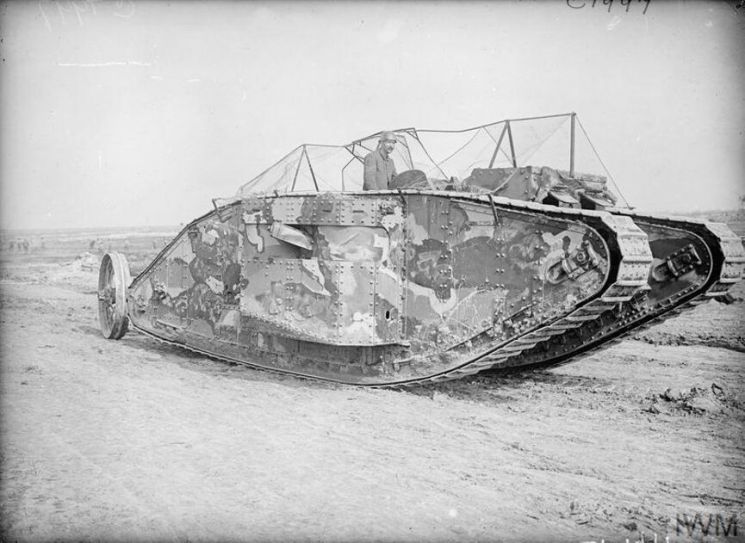 1916년 9월 1차대전에 첫 실전 투입된 영국의 마크-1(Mark-1)탱크의 모습.[이미지출처= 영국 임페리얼 전쟁박물관(IWM)]