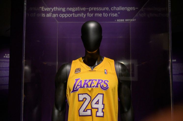 NBA 코비가 입었던 유니폼 '74억원'에 경매 낙찰