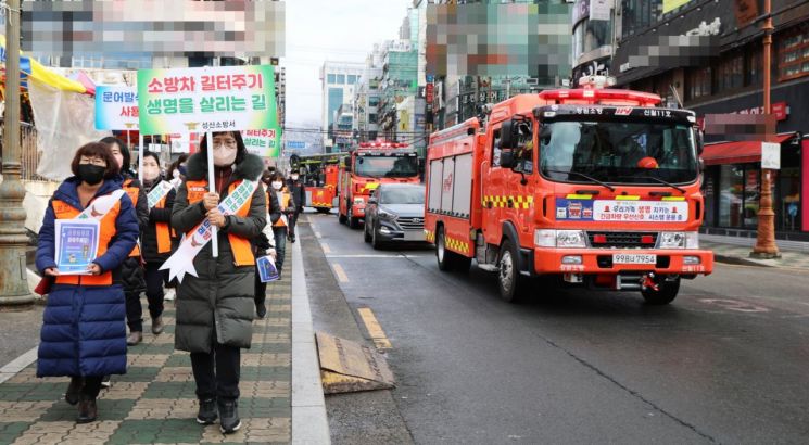 경남 창원 성산소방서 성산여성의용소방대가 상남동 중심상업지역에서 ‘화재예방 캠페인’을 실시했다.