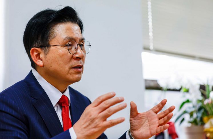 황교안 국민의힘 당 대표 후보가 10일 서울 여의도 선거상황실에서 인터뷰 하고 있다. 사진=강진형 기자aymsdream@