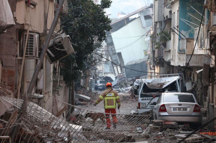튀르키예 지진 사망자 4만명 육박…"생존자 구호의 시간"