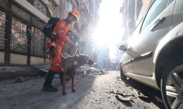 "형제의 나라"…튀르키예 감사 인사에 눈시울 붉힌 韓 구호대