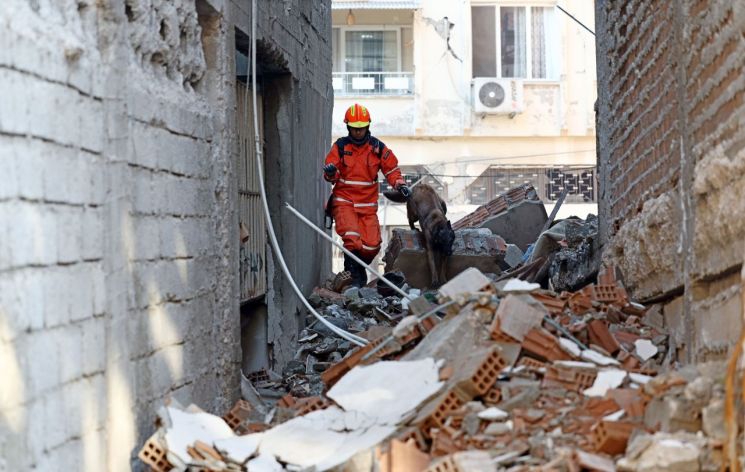9일 오전(현지시간) 튀르키예 하타이 안타키아 일대에서 지진으로 인해 무너진 건물들 사이로 한국긴급구호대(KDRT) 대원과 구조견 '해태'가 구조작업을 하고 있다. [이미지출처=연합뉴스]