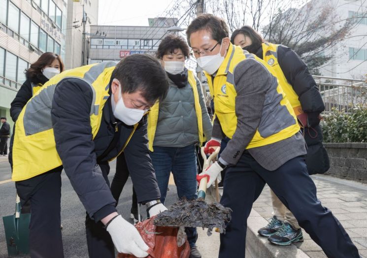 최호권 영등포구청장, 자원봉사 DAY 빗물받이 정비 참여