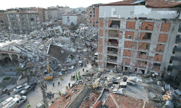 10일 오후(현지시간) 튀르키예 하타이 안타키아 시내 건물들이 지진으로 인해 무너져있다.