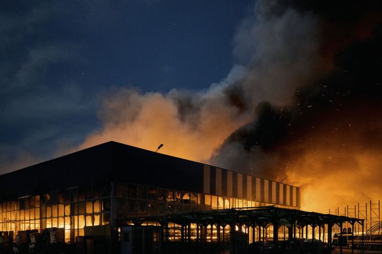 지난달 3일 러시아군 포격으로 불이 난 우크라이나 헤르손의 한 쇼핑센터 모습 [이미지출처=연합뉴스]