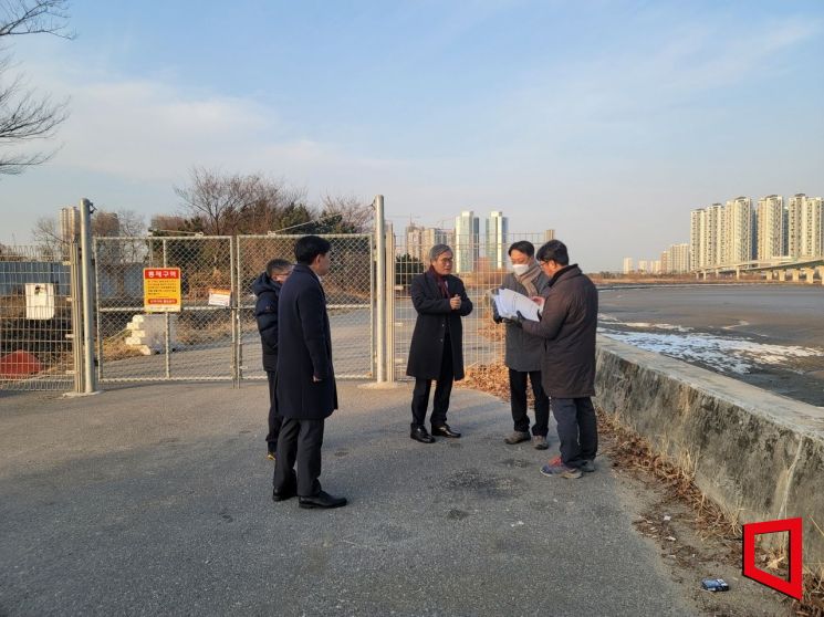 김진용 인천경제청장(가운데)이 폐쇄된 아암호수변 도로 현장을 점검하고 있다. [사진 제공=인천경제청]