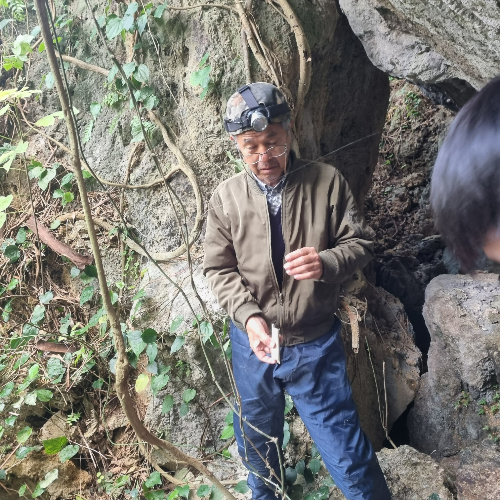 구시켄 다카마쓰 가마후야 대표가 바위틈에서 발견한 유골을 살피고 있다.