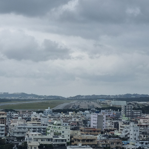 기노완시 평화의탑에서 보이는 후텐마 미군 공군 기지.