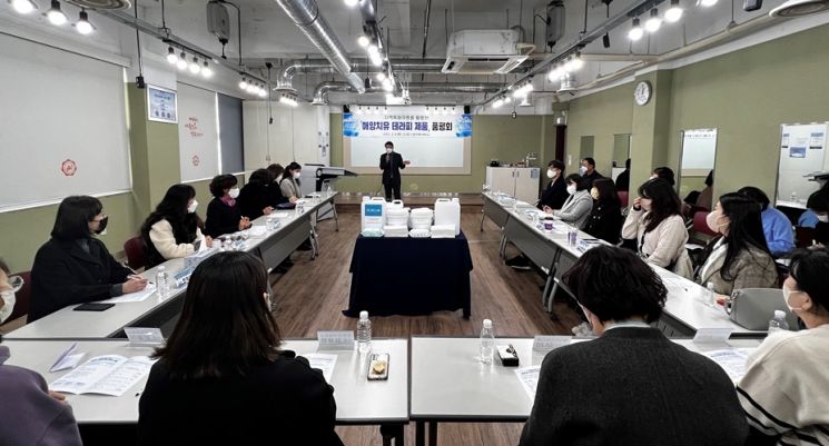 광주여자대학교 황룡관에서 지역 특화 자원을 활용한 해양 치유 테라피 제품 품평회를 개최했다. [사진제공=완도군]