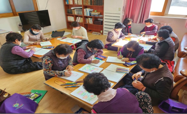 경남 거창군 꿈꾸는 기억청춘 기억학교에서 어르신들이 수업을 받고 있다.